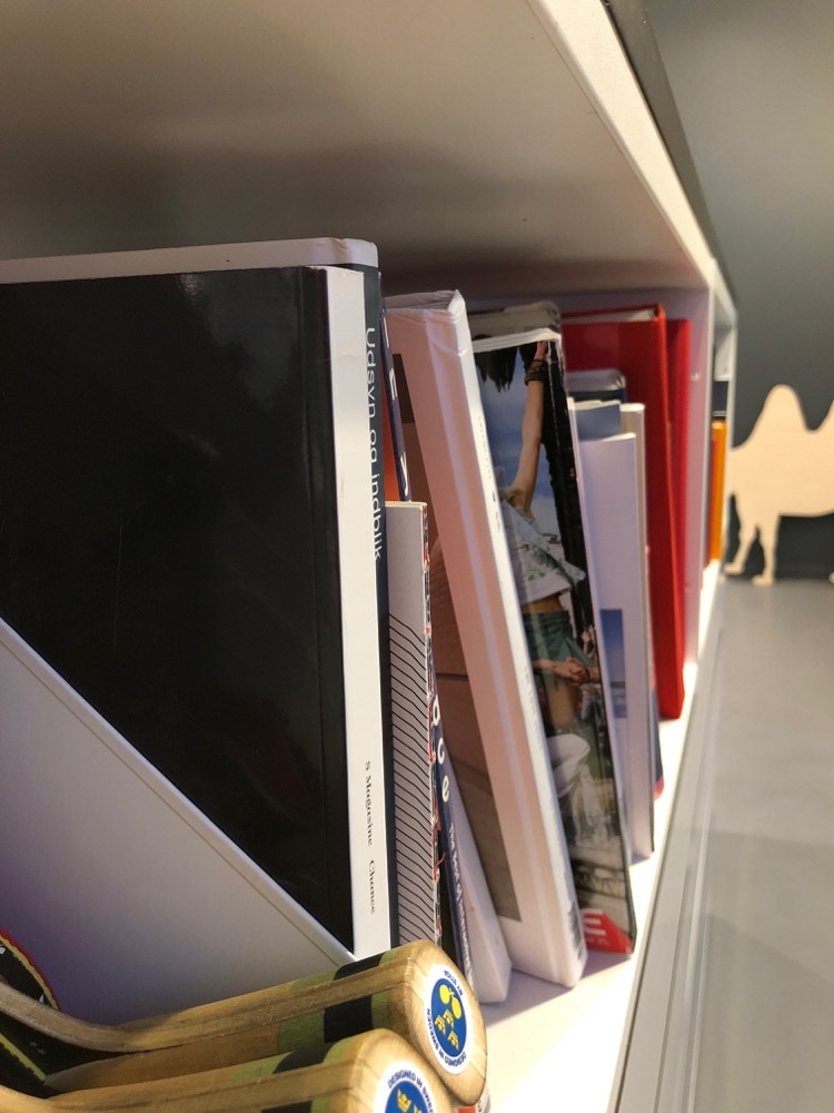 creative zoos kontor er fyldt med fagbøger inden for design, kommunikation, branding, medier og video