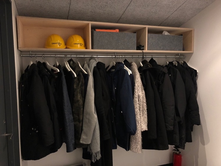 garderoben hos creative zoo er neutral og med mørke farver