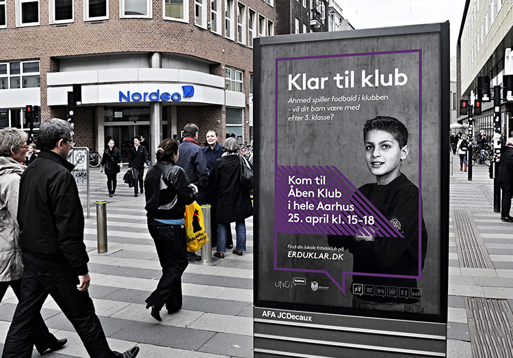 Forældre og børn i Aarhus Kommune kunne møde Klar til klub-kampagnen i det offentlige rum på busser og abribus. 