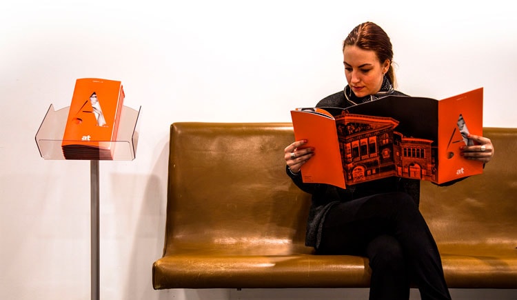 Aarhus Teaters sæsonprogram 2017/2018 er en gave til byen og borgerne, som kan pryde i reolen, på cafeer og mange andre steder. 