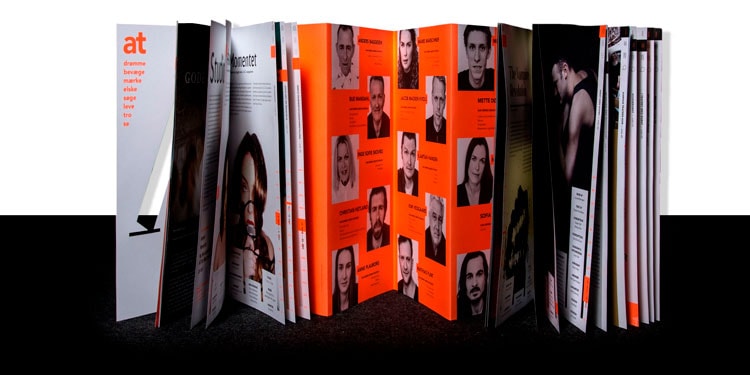 Aarhus Teaters sæsonprogram 2017/2018 har en imponerende længde på knap 1 meter i udfoldet tilstand. 