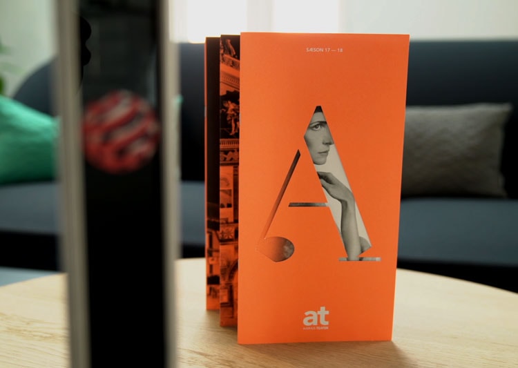 Creative ZOO og Aarhus Teater har vundet en prestigefyldt, anerkendt og international designpris for sæsonprogrammet 2017/2018 - en Red Dot Design Award. 