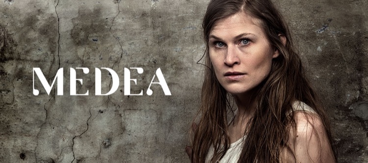 Creative ZOO har også designet forestillingsbilledet til Medea, hvor skrifttypen AT Theatrum også bruges og skaber en klar rød tråd til Aarhus Teater 
