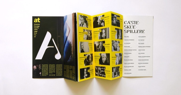 Aarhus Teaters sæsonprogram 2016/2017 er en tryksag på knap 1 meter.