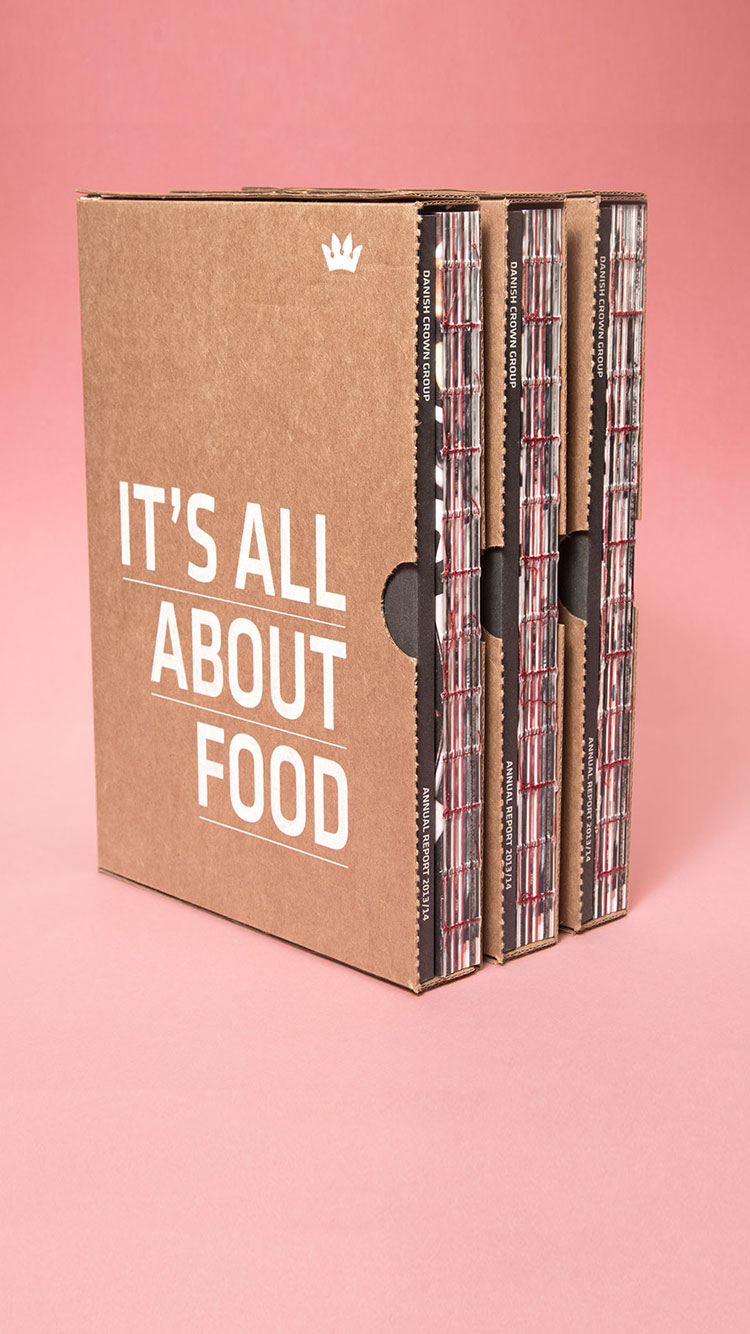 Creative ZOO har designet Danish Crowns årsrapport 2013/2014, som er designet som en bog uden cover. Det signalerer åbenhed og transparans. 