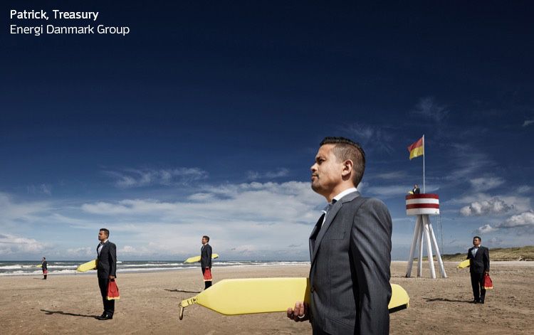 Energi Danmarks konceptfoto viser energiselskabets medarbejdere i forskellige situationer, som forklarer værdierne, historien og brandet.  