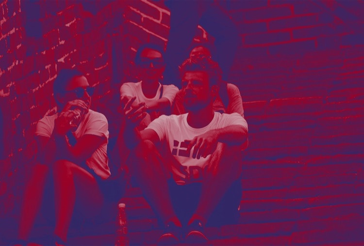 SDC's visuelle identitet benytter sig af filtre i blå og røde farver. 