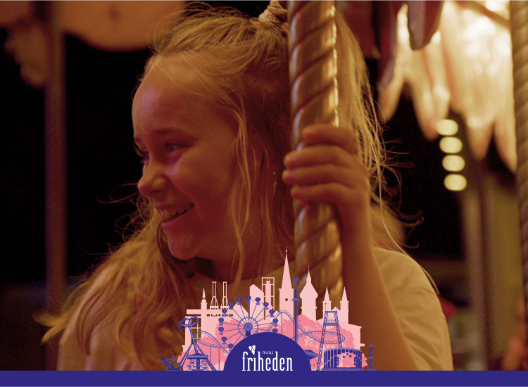 Pige i karrusel i tivoli friheden