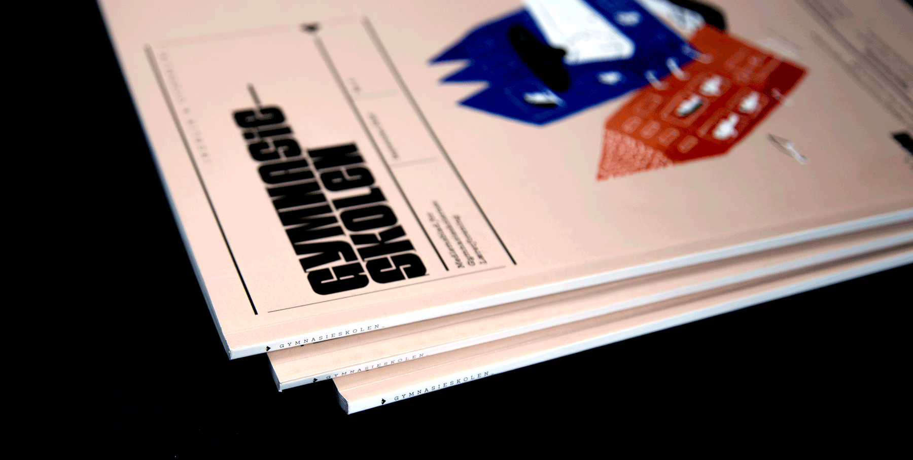 Den kunstneriske frihed har fået lov at fylde og tease læseren på Fagbladet Gymnasieskolens forside i september-udgaven 2018.  