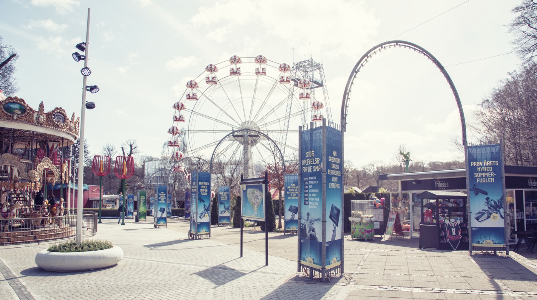 Designet til åbningskampagnen ses tydeligt igennem hele Tivoli Friheden. 