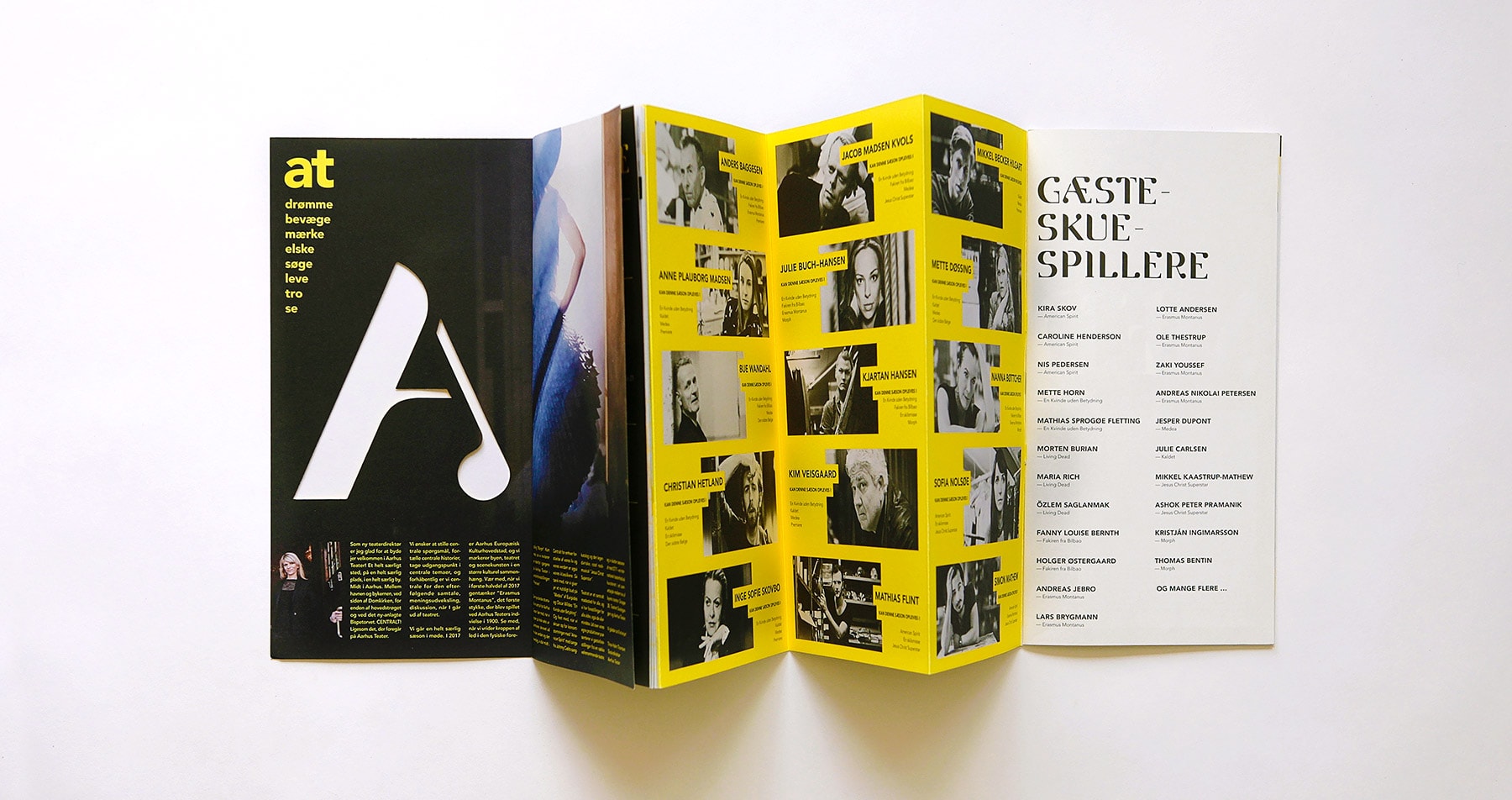 Aarhus Teaters sæsonprogram 2016/2017 er en tryksag på knap 1 meter.