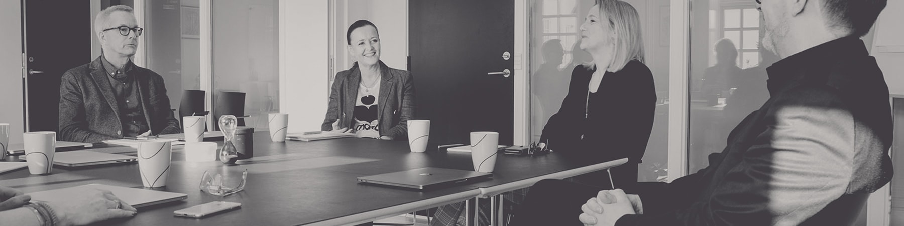 Som en del af den visuelle identitet, som Creative ZOO har designet til HumanAct er en ny billedestil - hér af medarbejdere i en dagligdagssituation.