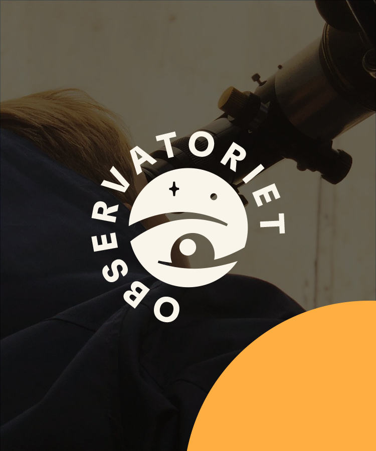 Observatoriets nye navn og identitet fremvises på en plakat, hvor en person står og kigger gennem et teleskop.