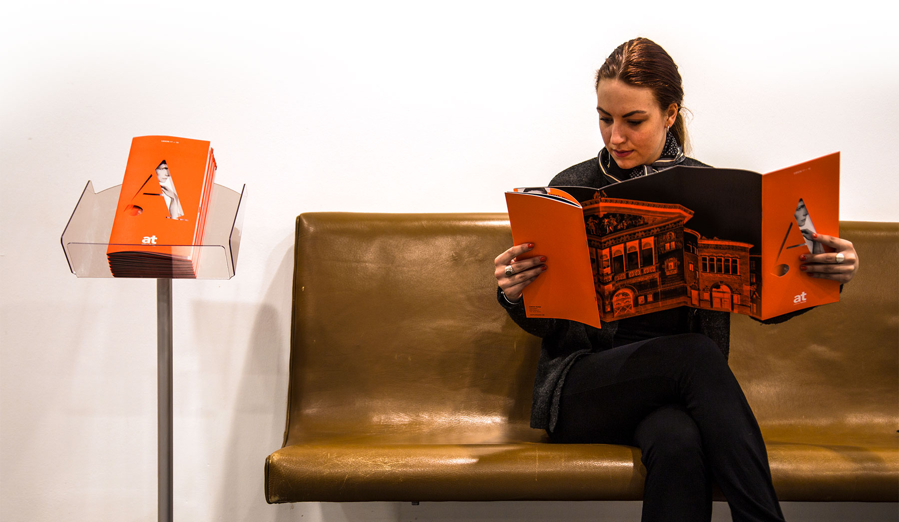 Aarhus Teaters sæsonprogram 2017/2018 er en gave til byen og borgerne, som kan pryde i reolen, på cafeer og mange andre steder. 