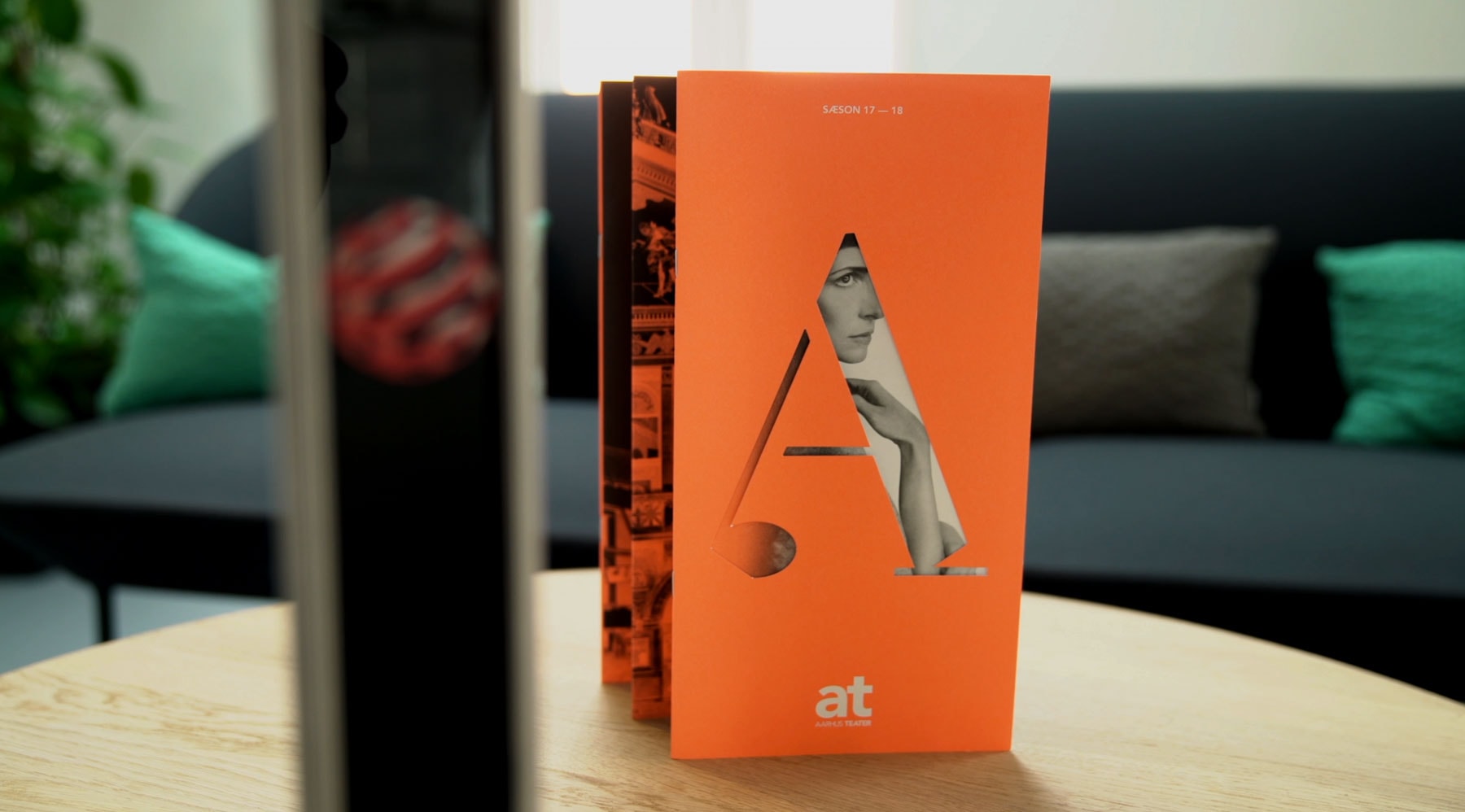 Creative ZOO og Aarhus Teater har vundet en prestigefyldt, anerkendt og international designpris for sæsonprogrammet 2017/2018 - en Red Dot Design Award. 