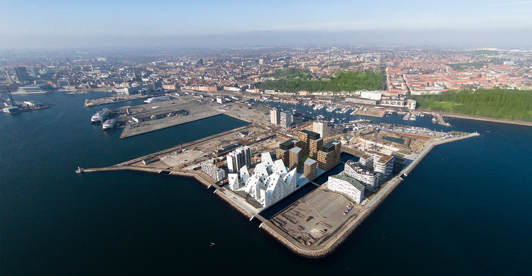 Pakhusene ligger på Aarhus Ø og indeholder både bolig og erhverv.